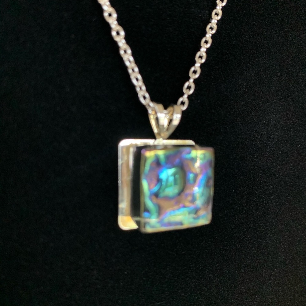 Iridescent necklace - Picture 1 of 3